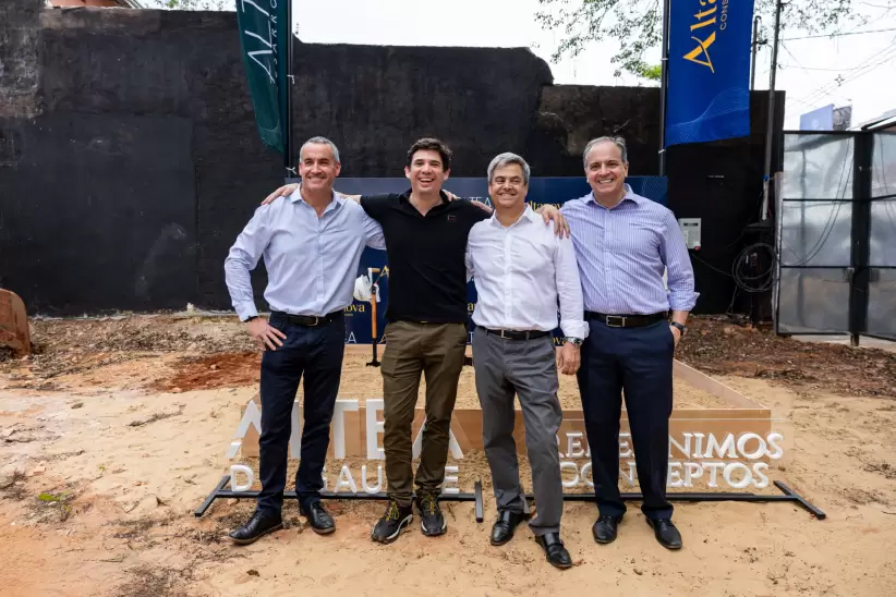 Representantes de las empresas durante la palada inicial de Altea de Gaulle