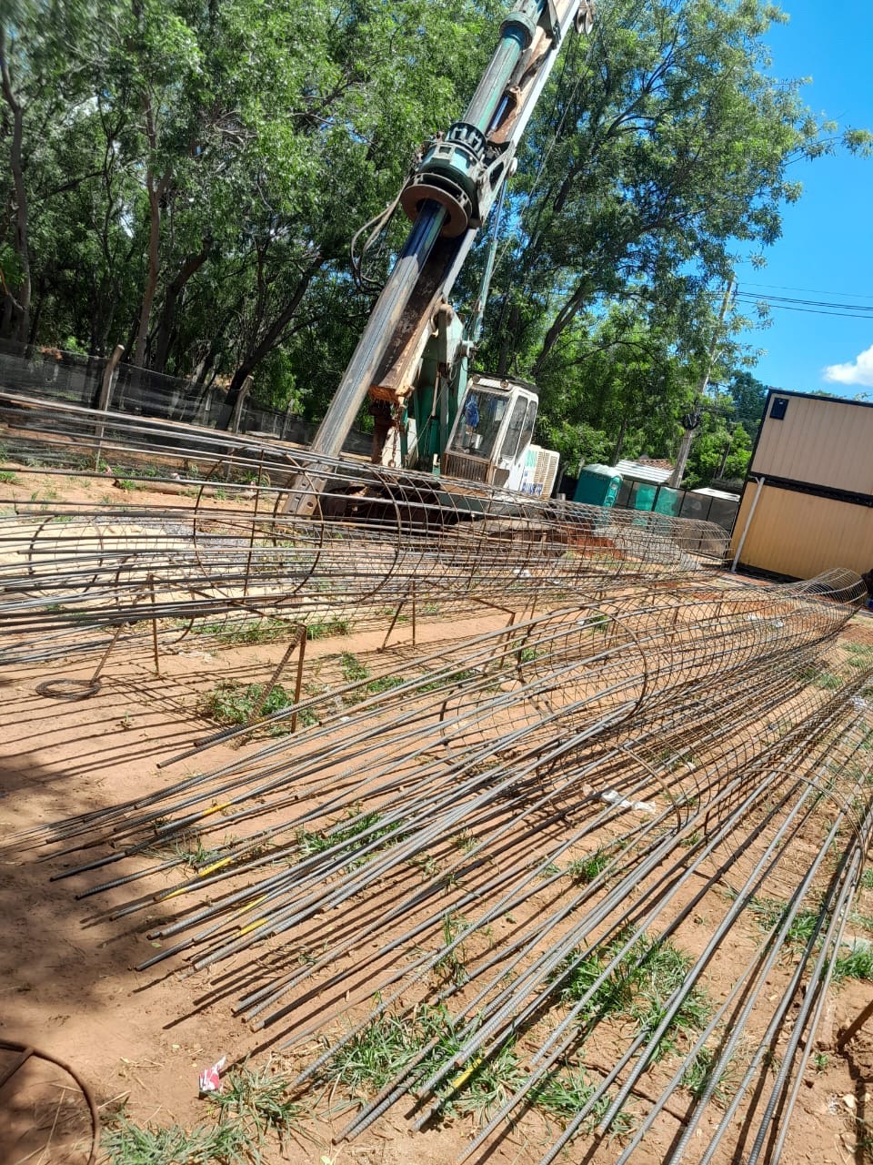 Excavación de pilotes y armaduras en obra Altea Hub